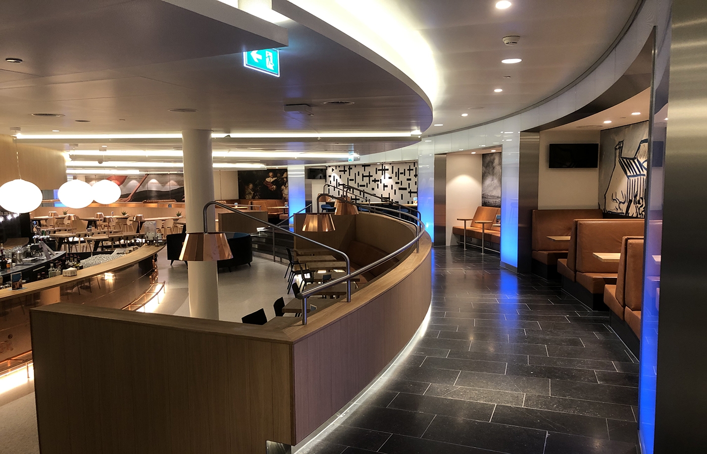 KLM Crown Lounge Heineken bar